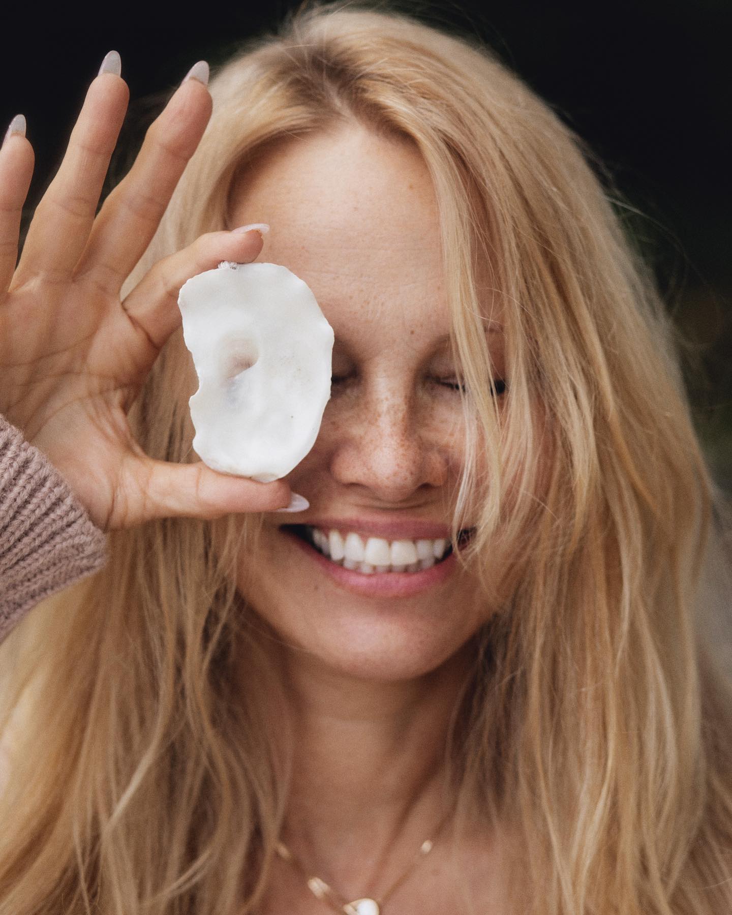 Το no makeup ταξίδι της Pamela Anderson στην ομορφιά έχει την υπογραφή της Sonsie Skin