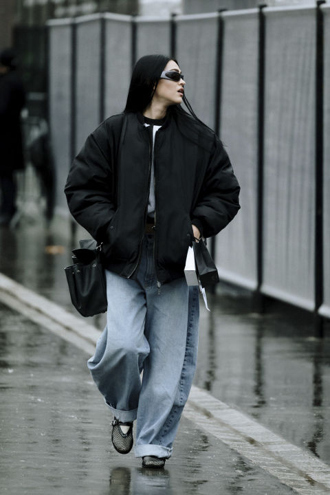 Πανωφόρια και στυλ: Ντύσου με άποψη στο κρύο όπως έκαναν τα fashion girls στα shows στο Παρίσι