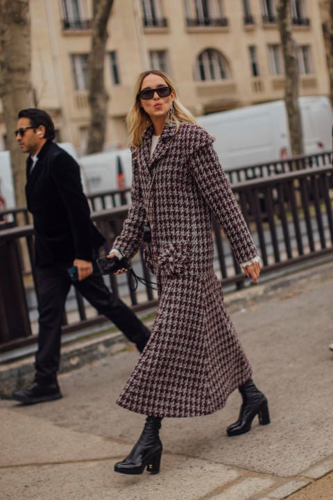 Πανωφόρια και στυλ: Ντύσου με άποψη στο κρύο όπως έκαναν τα fashion girls στα shows στο Παρίσι
