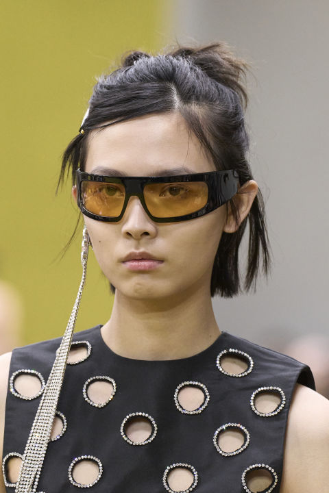 Μονό σκουλαρίκι: Το πιο ανατρεπτικό fashion trend που θα ηλεκτρίζει τις εμφάνισεις σου