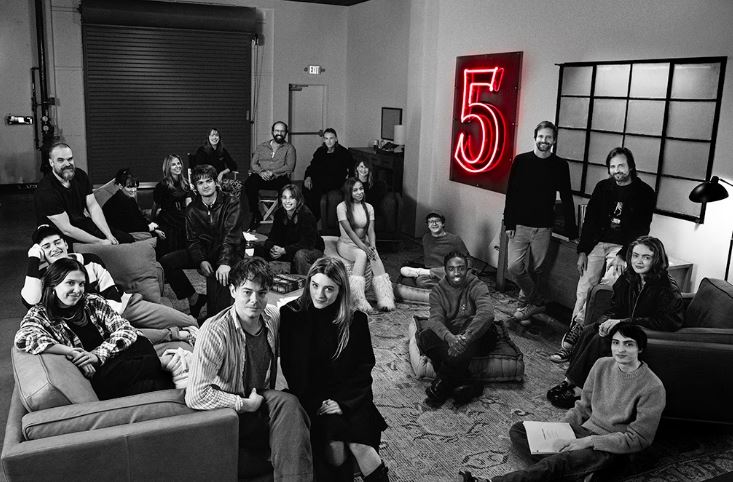 Η φωτογραφία του cast της 5ης σεζόν του Stranger Things δόθηκε στη δημοσιότητα από το Netflix