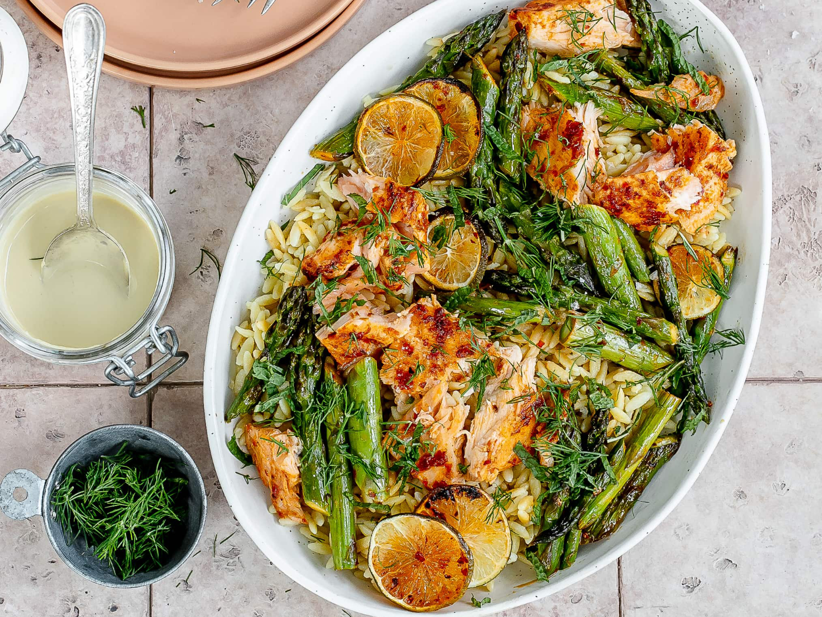 Δημιούργησε ένα ζεστό δείπνο με κριθαράκι, σολωμό και dressing από ταχίνι