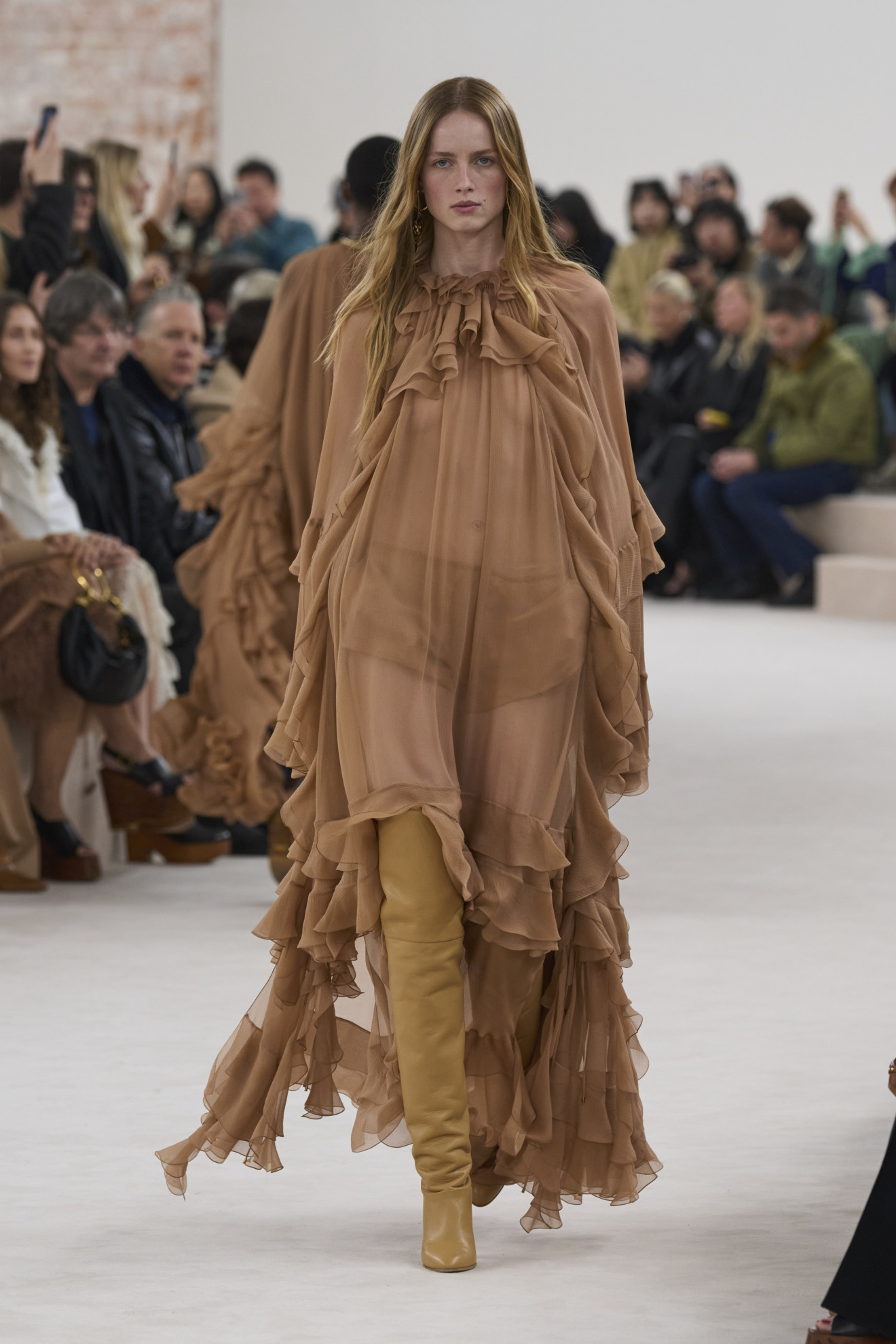 Το show FW ’24 στην Chloé έφερε αιθέριες, νοσταλγικές φιγούρες με boho chic αναφορές από τα ’70s 