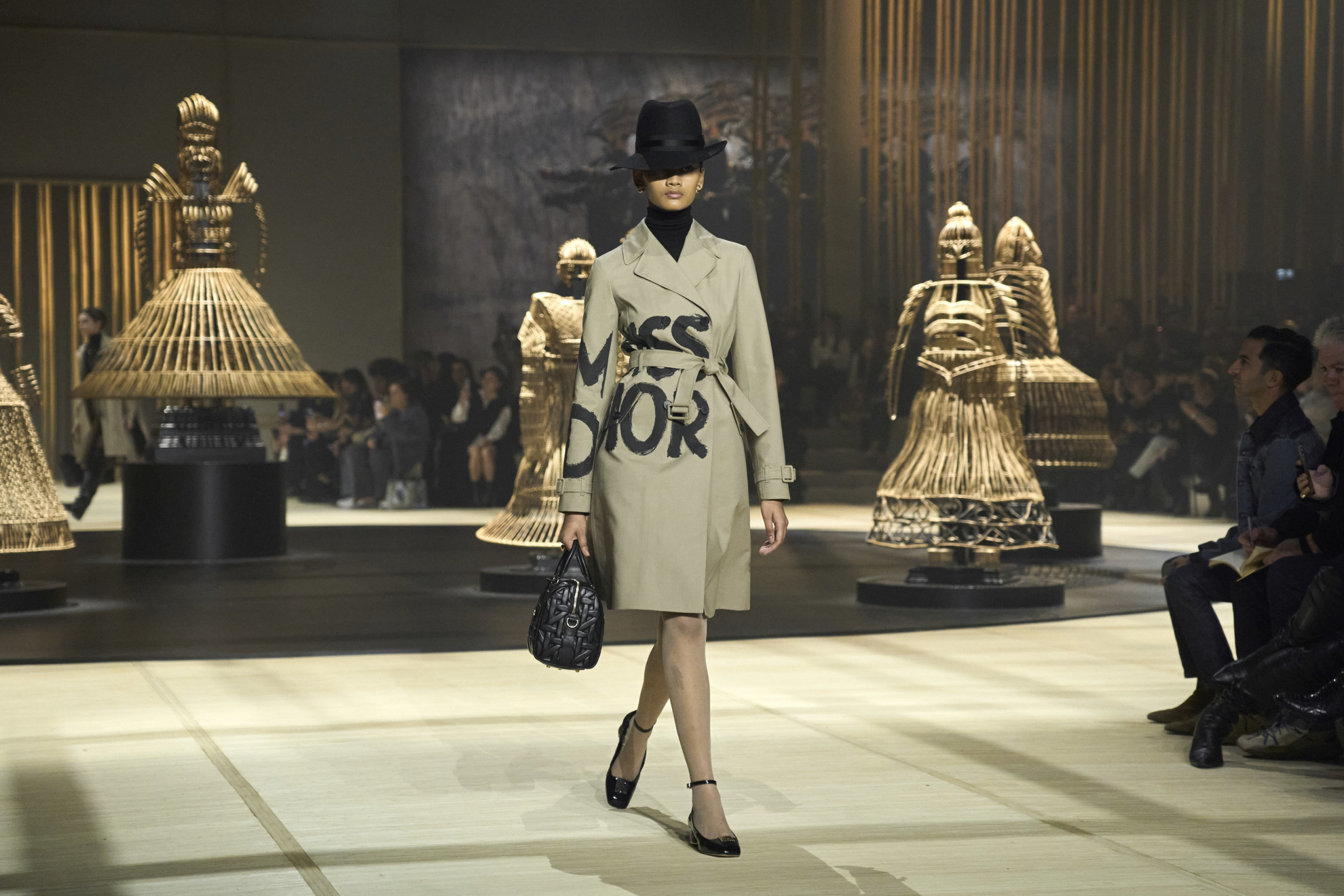 Dior: 3 fashion trends που λάνσαρε στο show του FW 24/25 και δε βλέπουμε την ώρα να τα υιοθετήσουμε