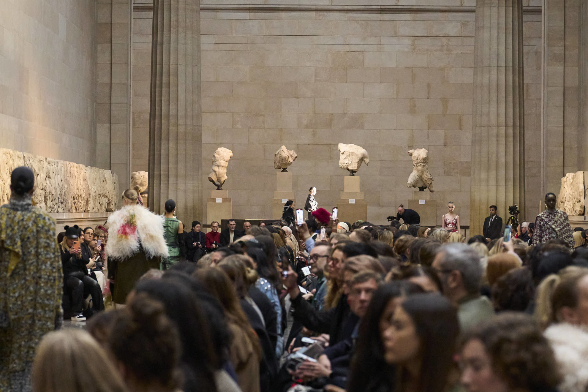 Βρετανικό Μουσείο:Το show του Τούρκου σχεδιαστή Erdem μπροστά στα γλυπτά του Παρθενώνα γέννησε οργή