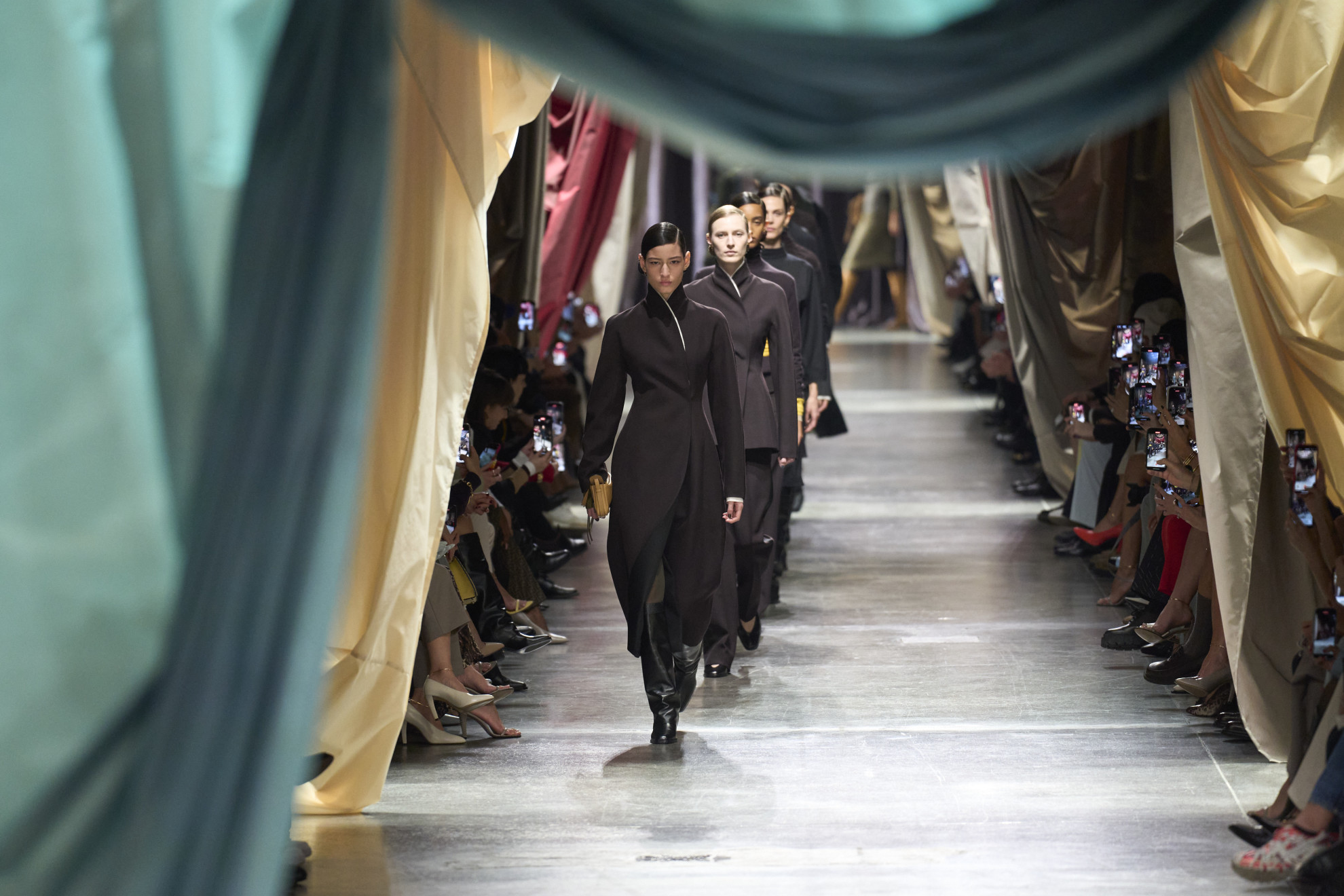 Fendi FW ’24: Η βρετανική εκκεντρικότητα συναντά την ιταλική κομψότητα