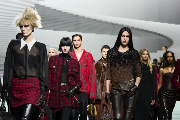 Η Punk rock διάθεση στη συλλογή FW '24 του Versace με καρό και ασφυκτικούς κορσέδες