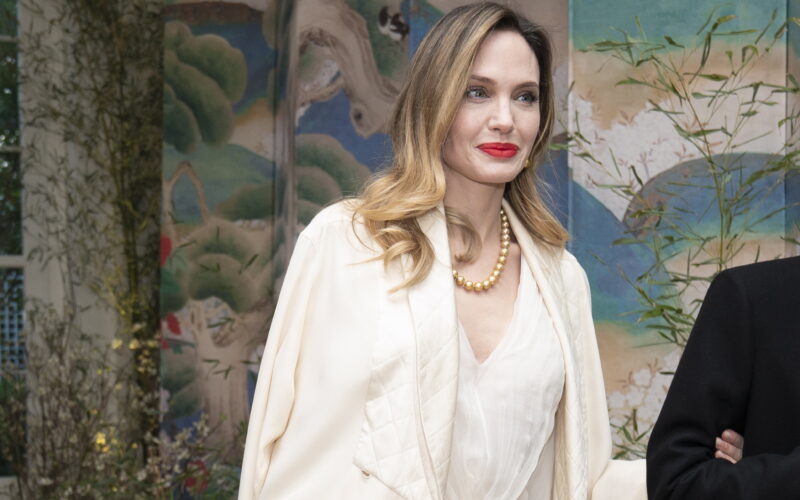 Η Angelina Jolie έγινε ξανθιά ανανεώνοντας το στυλ και τη διάθεσή της