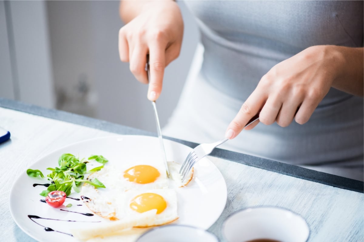  Αυγά για πρωινό: Τα οφέλη και οι αντενδείξεις ενός πρωινού με πρωτεΐνη