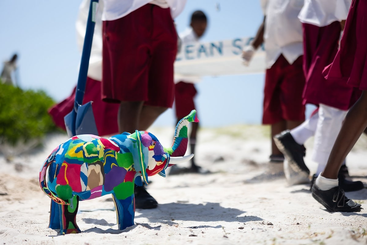 Μια ομάδα καθαρίζει παραλίες της Κένυας και μετατρέπει τις πεταμένες σαγιονάρες σε έργα τέχνης