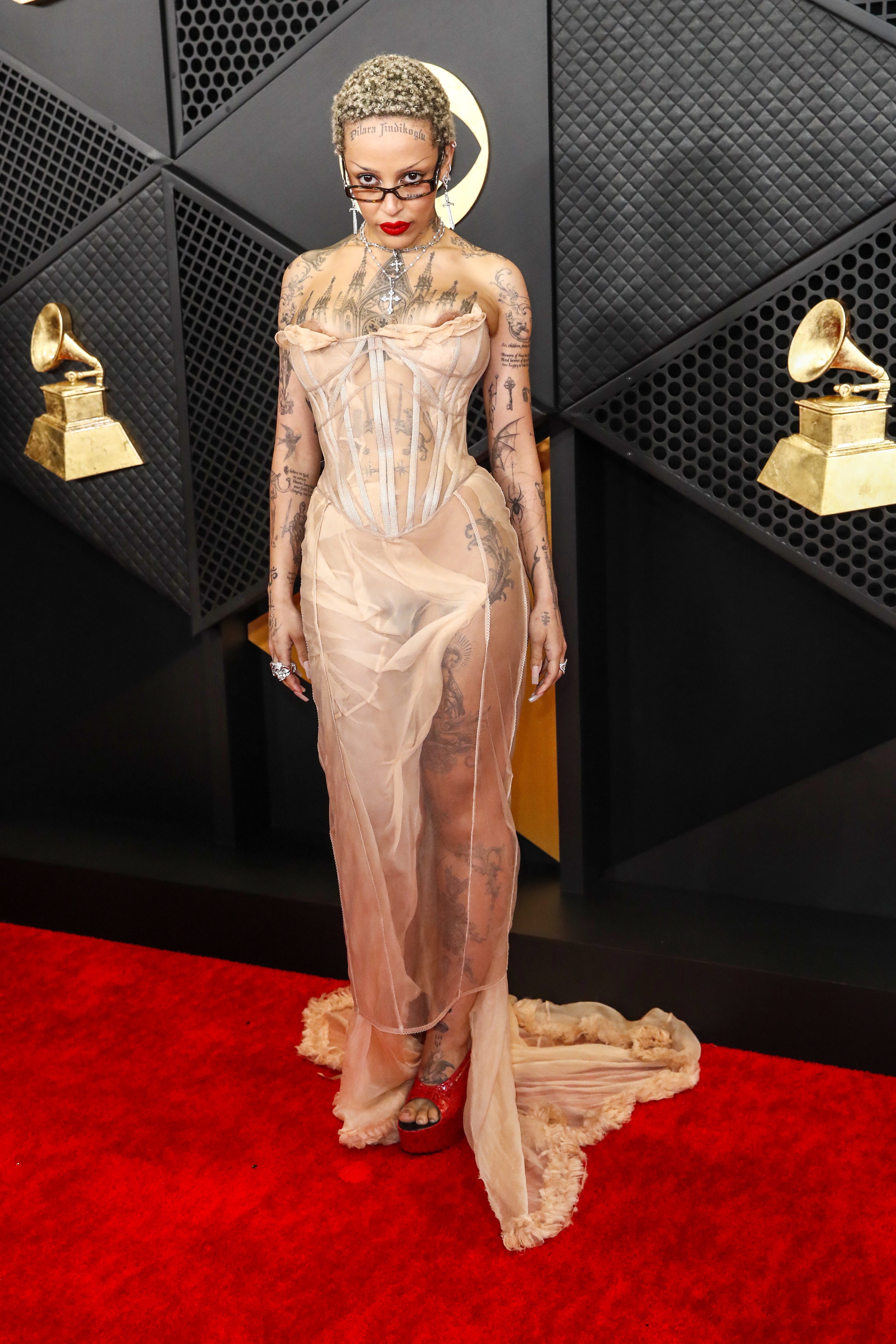 Τα see-through και shimmering φορέματα έλαμψαν στα Grammy Awards 2024