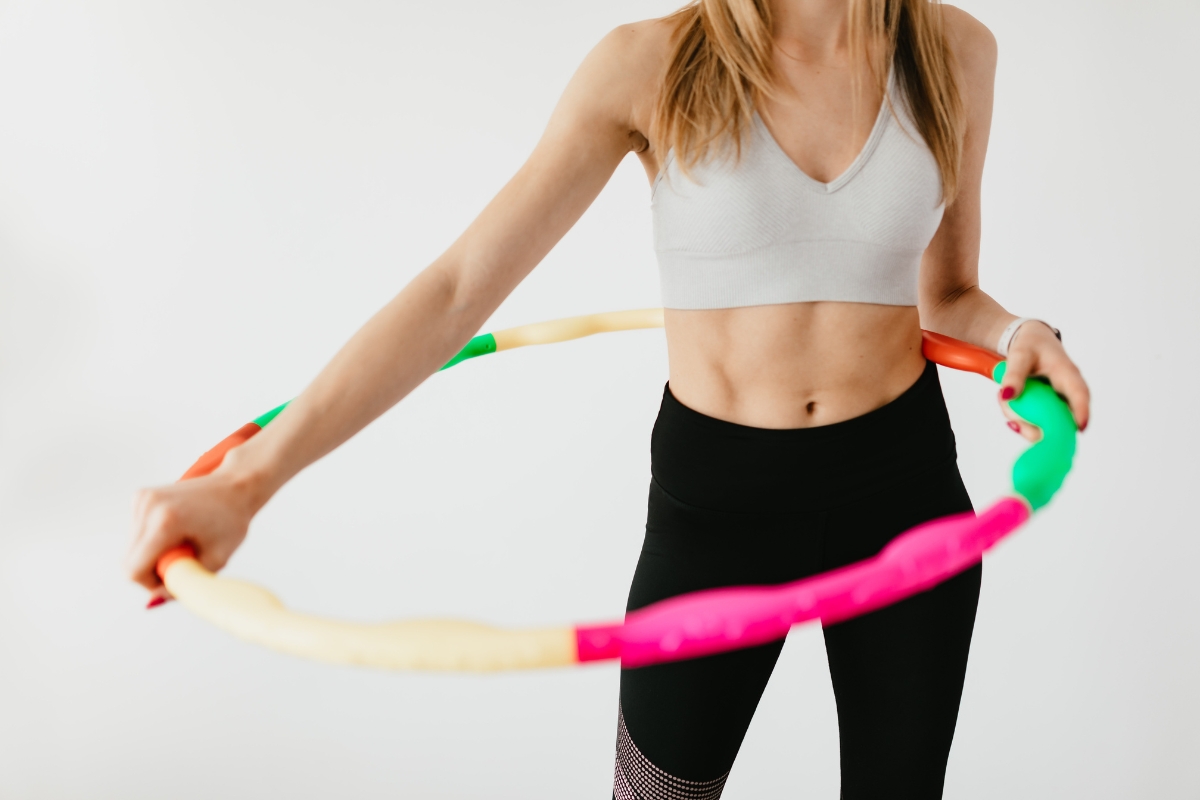 Τα σημαντικά οφέλη κάνοντας άσκηση με hula hoop για την υγεία σου, την απώλεια βάρους και το άγχος
