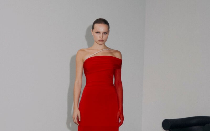 5 κόκκινα φορέματα που εκπέμπουν δυναμισμό και στυλ για να σαγηνέψεις τον Βαλεντίνο σου