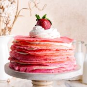 To πιο ρομαντικό πρωινό με κέικ από κρέπες φράουλας για να ξυπνήσεις τον Βαλεντίνο σου με γλύκα