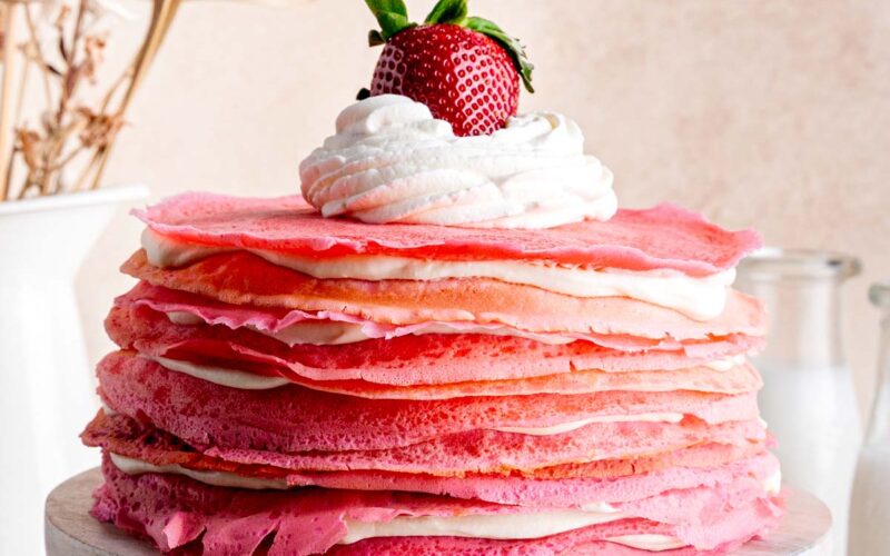 To πιο ρομαντικό πρωινό με κέικ από κρέπες φράουλας για να ξυπνήσεις τον Βαλεντίνο σου με γλύκα