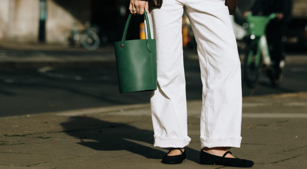 Λευκά παντελόνια: Το hero piece των street stylers στις Εβδομάδες Μόδας