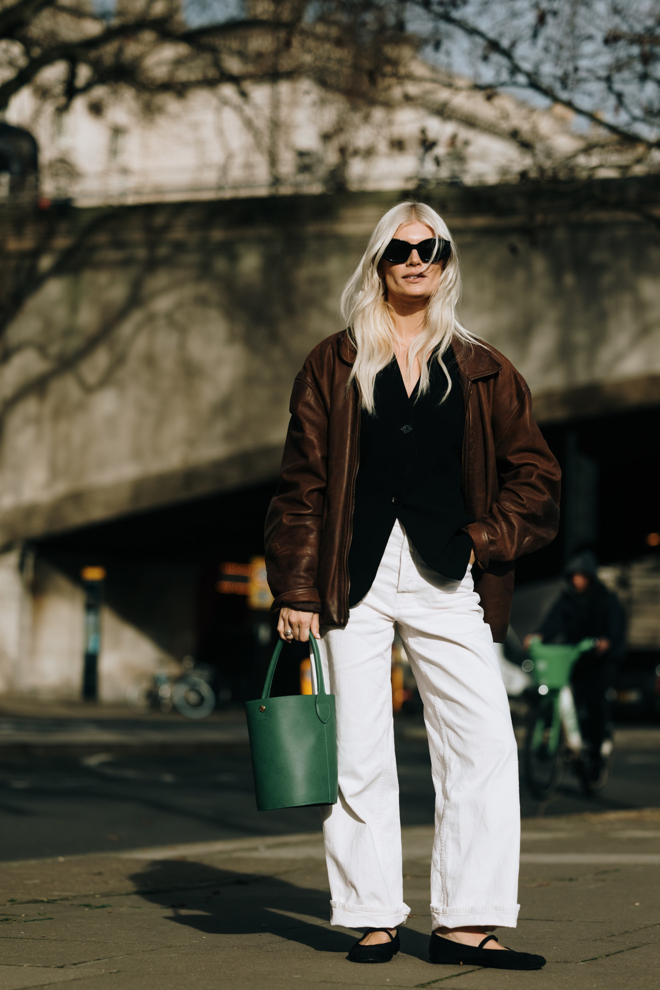 Λευκά παντελόνια: Το hero piece των street stylers στις Εβδομάδες Μόδας