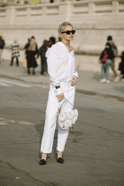 Λευκό πουκάμισο: Το key piece που μονοπωλεί τα street styles στην Εβδομάδα Μόδας στο Παρίσι