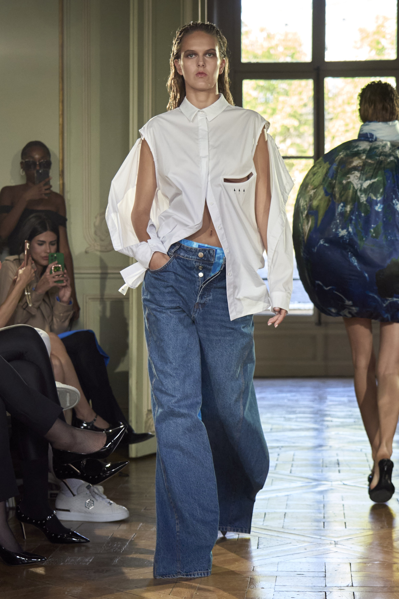 Λευκό πουκάμισο και jeans: Ένας διαχρονικός συνδυασμός που έφερε ξανά στο προσκήνιο ο Valentino