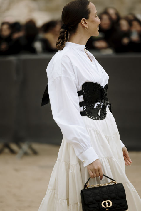 Λευκό πουκάμισο: Το key piece που μονοπωλεί τα street styles στην Εβδομάδα Μόδας στο Παρίσι