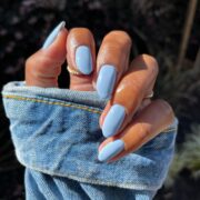Cerulean blue: Η απόχρωση στα νύχια του καθαρού ουρανού είναι το απόλυτο nail trend της Άνοιξης