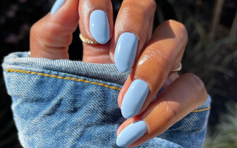Cerulean blue: Η απόχρωση στα νύχια του καθαρού ουρανού είναι το απόλυτο nail trend της Άνοιξης