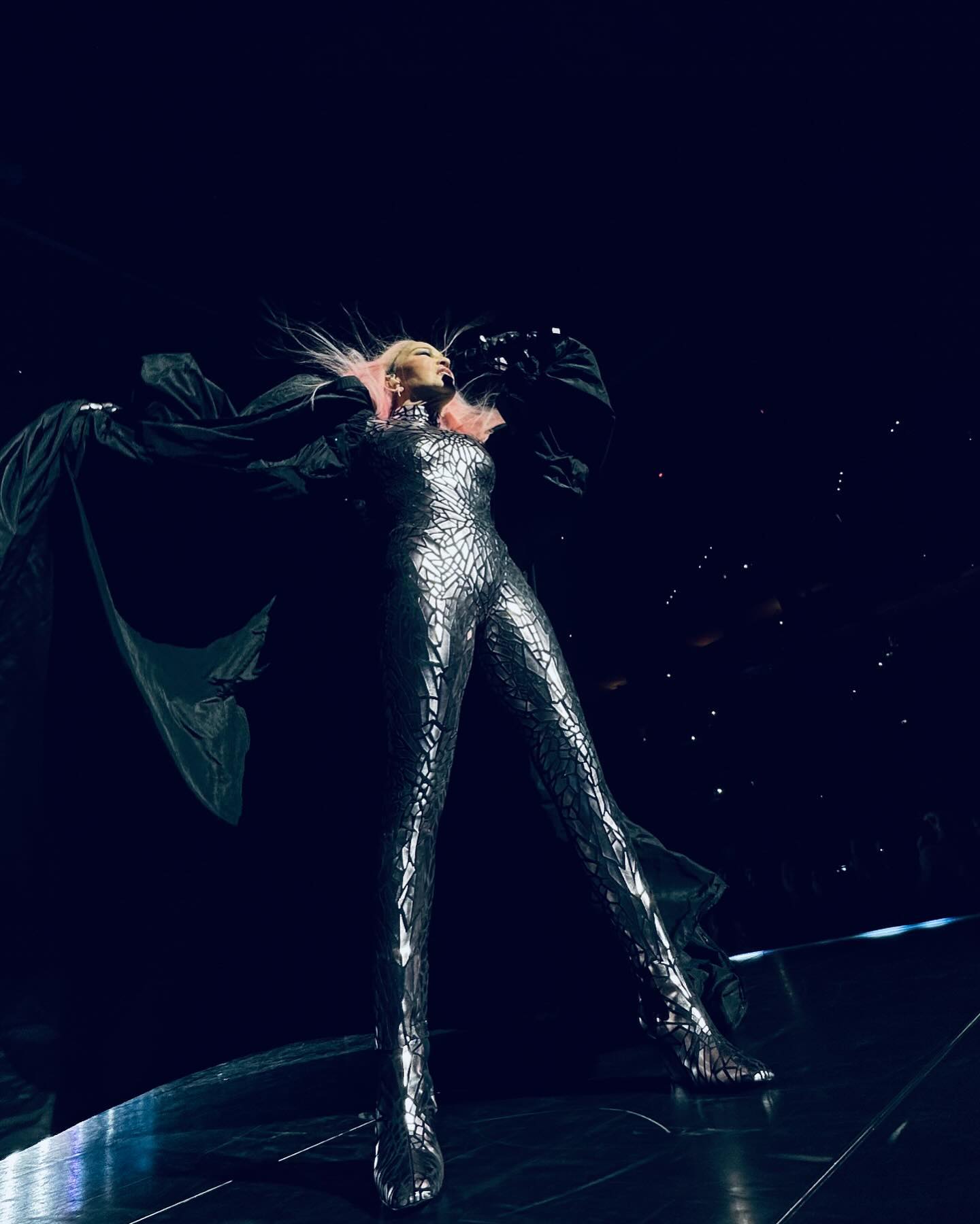 Το ατύχημα της Madonna επί σκηνής -Έπεσε από την καρέκλα ενώ τραγουδούσε