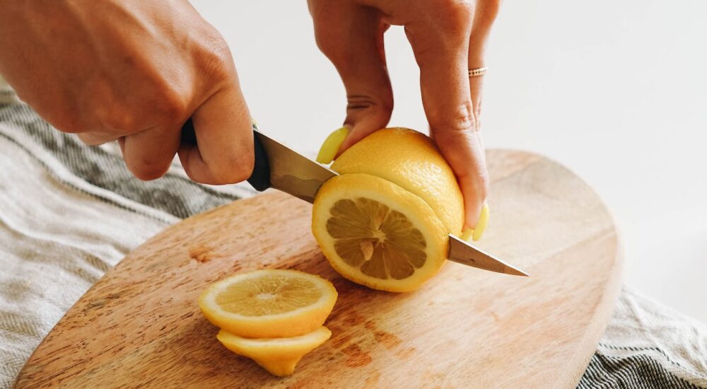Ακόνισε τα μαχαίρια σου με ένα υλικό που έχεις ήδη στην κουζίνα σου και κάντα κοφτερά σαν ξυράφια