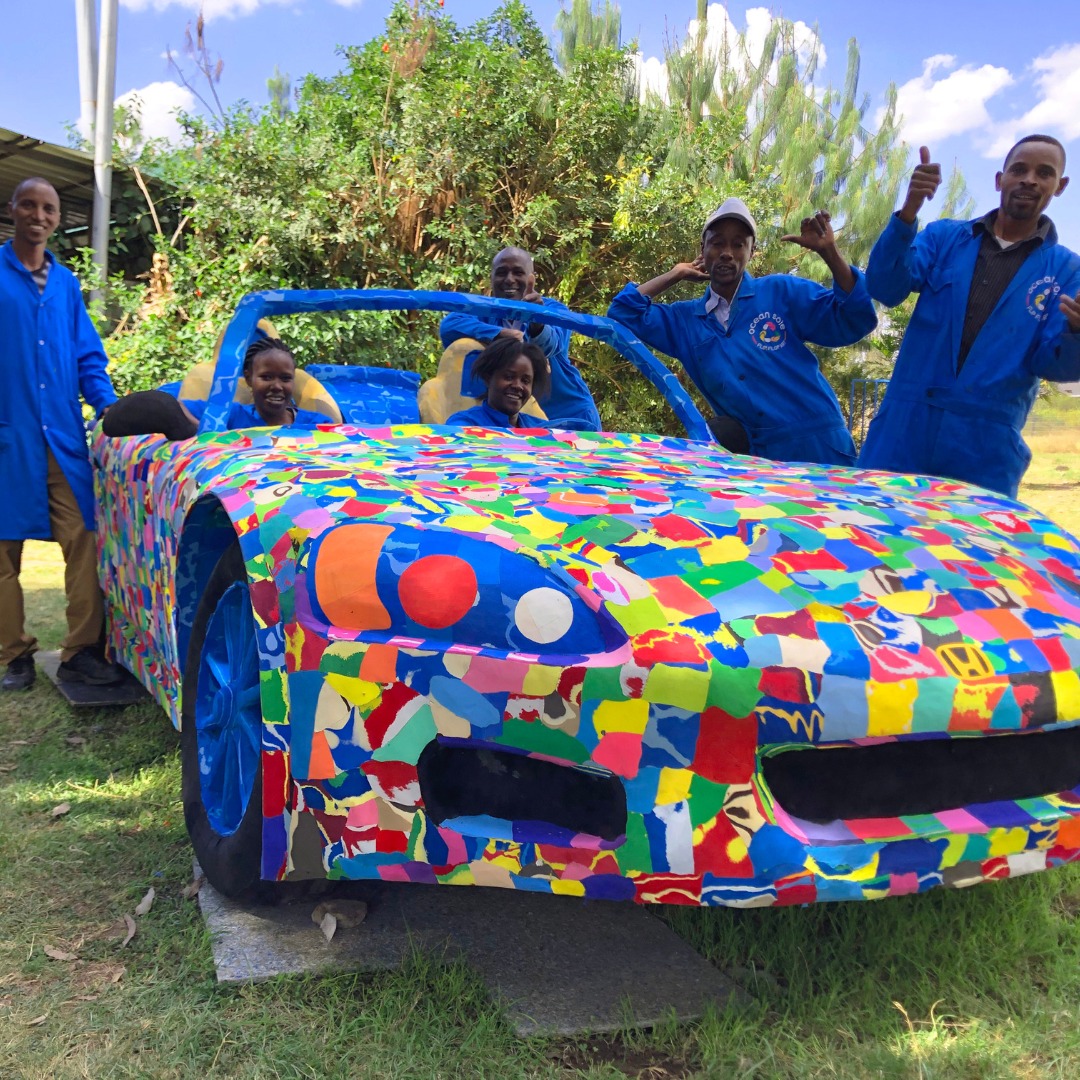 Μια ομάδα καθαρίζει παραλίες της Κένυας και μετατρέπει τις πεταμένες σαγιονάρες σε έργα τέχνης
