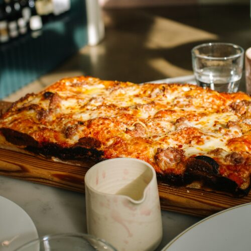 Η συνταγή για πεντανόστιμη και εύκολη pizza italiana που γίνεται σε χρόνο dt