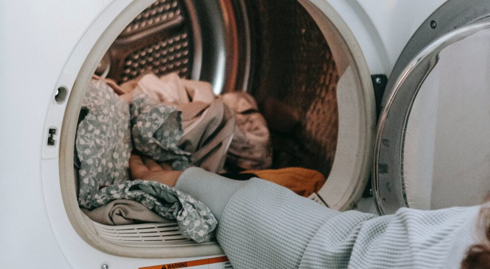 Το λάθος στην ταχύτητα πλυσίματος που συρρικνώνει τα ρούχα όταν βάζεις πλυντήριο