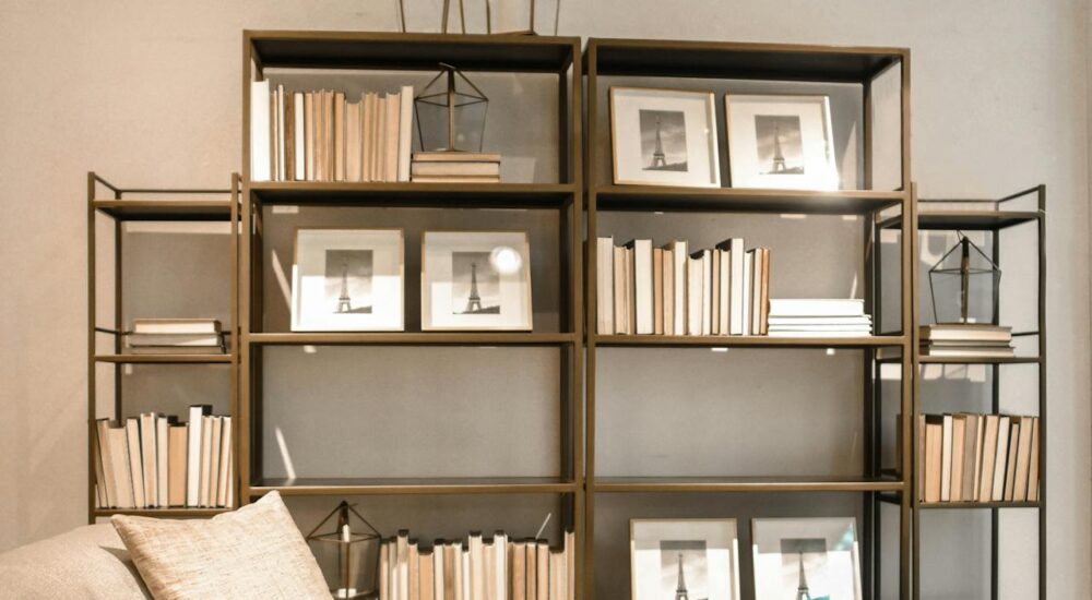 «Bookshelf Wealth»: Το decor trend που έχει κάνει αίσθηση στο TikTok