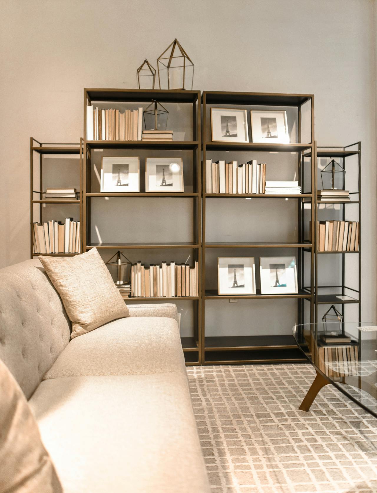 «Bookshelf Wealth»: Το decor trend που έχει κάνει αίσθηση στο TikTok