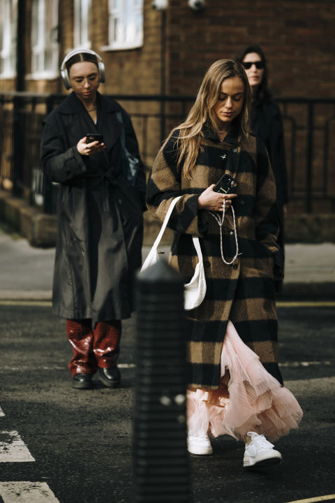 London Fashion Week: Τα looks που ξεχώρισαν στα street style του Λονδίνου