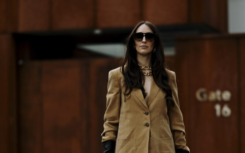 Το power dressing με κοστούμια επικράτησε στo street style στην Εβδομάδα Μόδας του Μιλάνου
