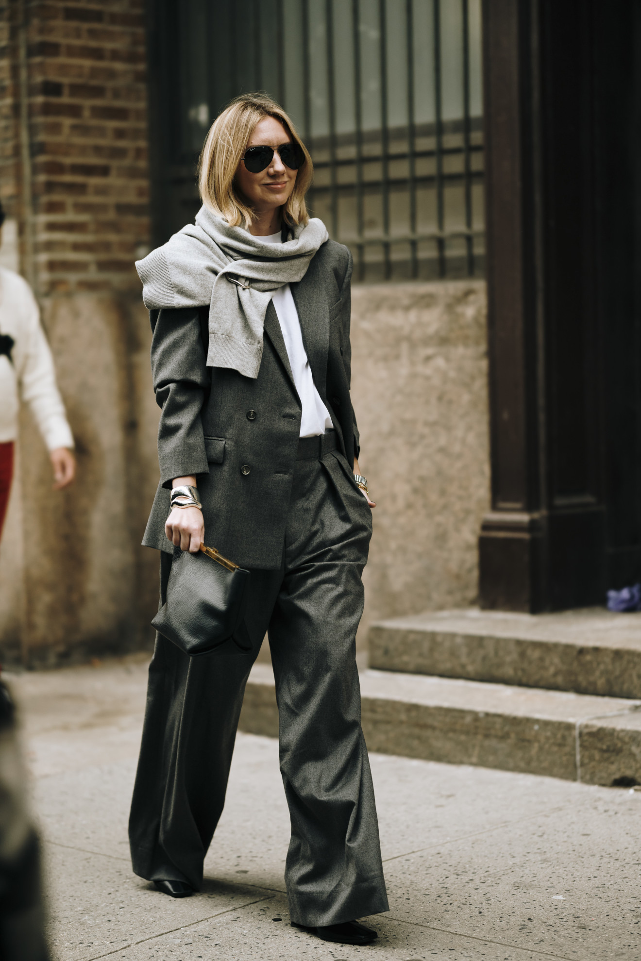 Πουλόβερ στους ώμους: Το fashion trend των '90s επανέρχεται στα street styles των fashion week