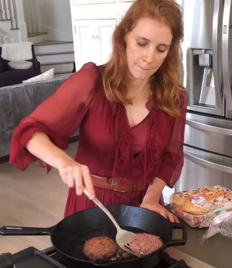Τα ντουλάπια κουζίνας της Jessica Chastain διαθέτουν την πιο ευέλικτη απόχρωση για έναν φωτεινό χώρo