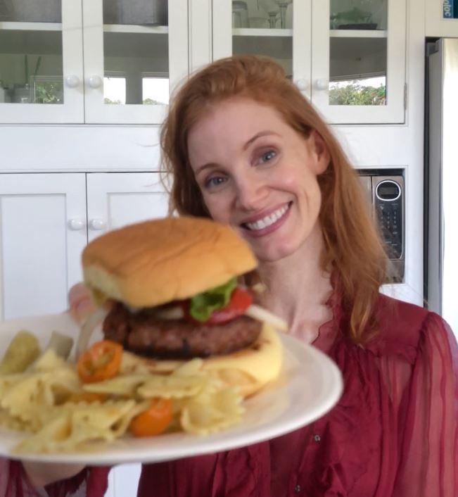 Τα ντουλάπια κουζίνας της Jessica Chastain διαθέτουν την πιο ευέλικτη απόχρωση για έναν φωτεινό χώρo 5 Τα ντουλάπια κουζίνας της Jessica Chastain διαθέτουν την πιο ευέλικτη απόχρωση για έναν φωτεινό χώρo
