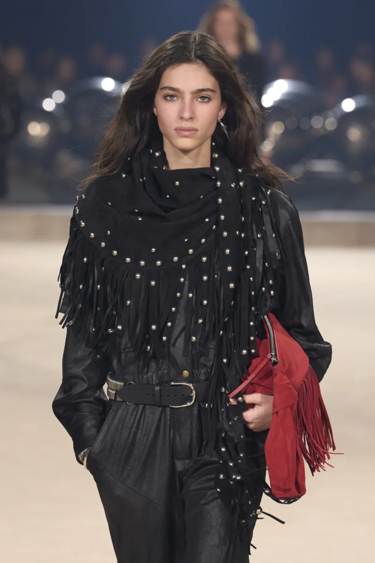 Με «Urban Wild West» ήταν η διάθεση στο fashion show της Isabel Marant για το φθινόπωρο '24