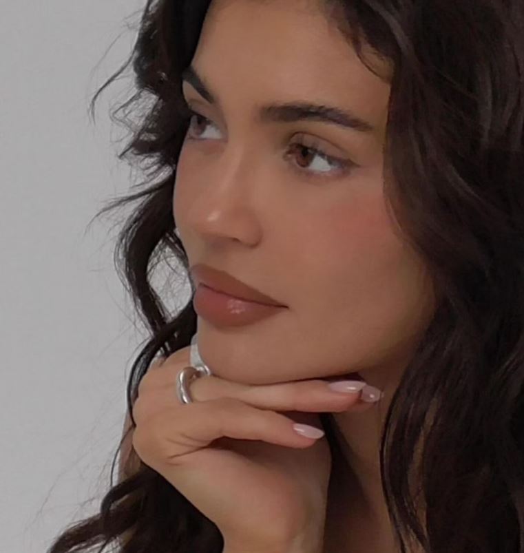 Strawberry Milk: H Hailey Bieber μάς συστήνει το πιο απαλό και κοριτσίστικο nail trend της άνοιξης