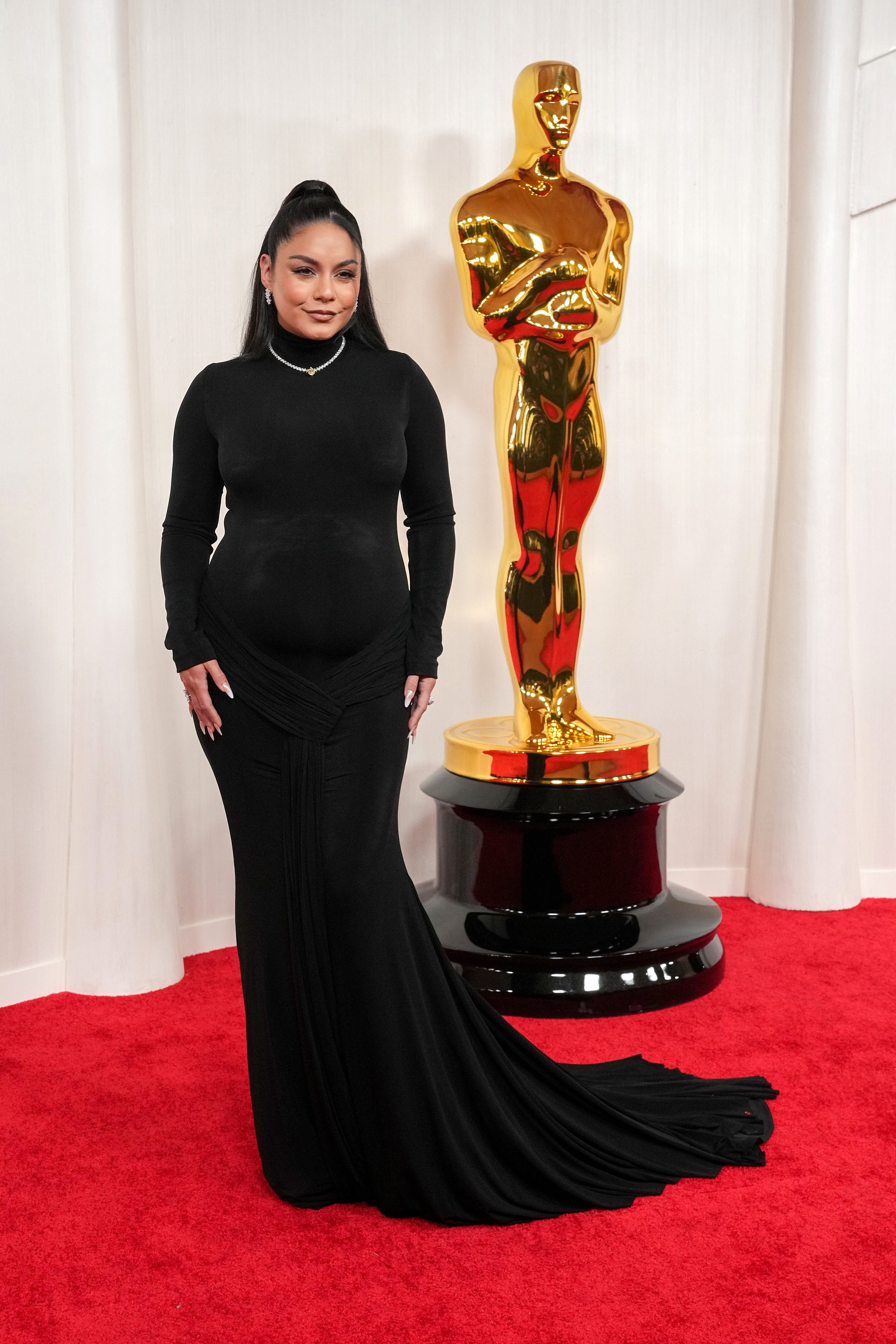 Έγκυος η Vanessa Hudgens! Η ηθοποιός εμφανίστηκε με φουσκωμένη κοιλίτσα στο κόκκινο χαλί των Oscar