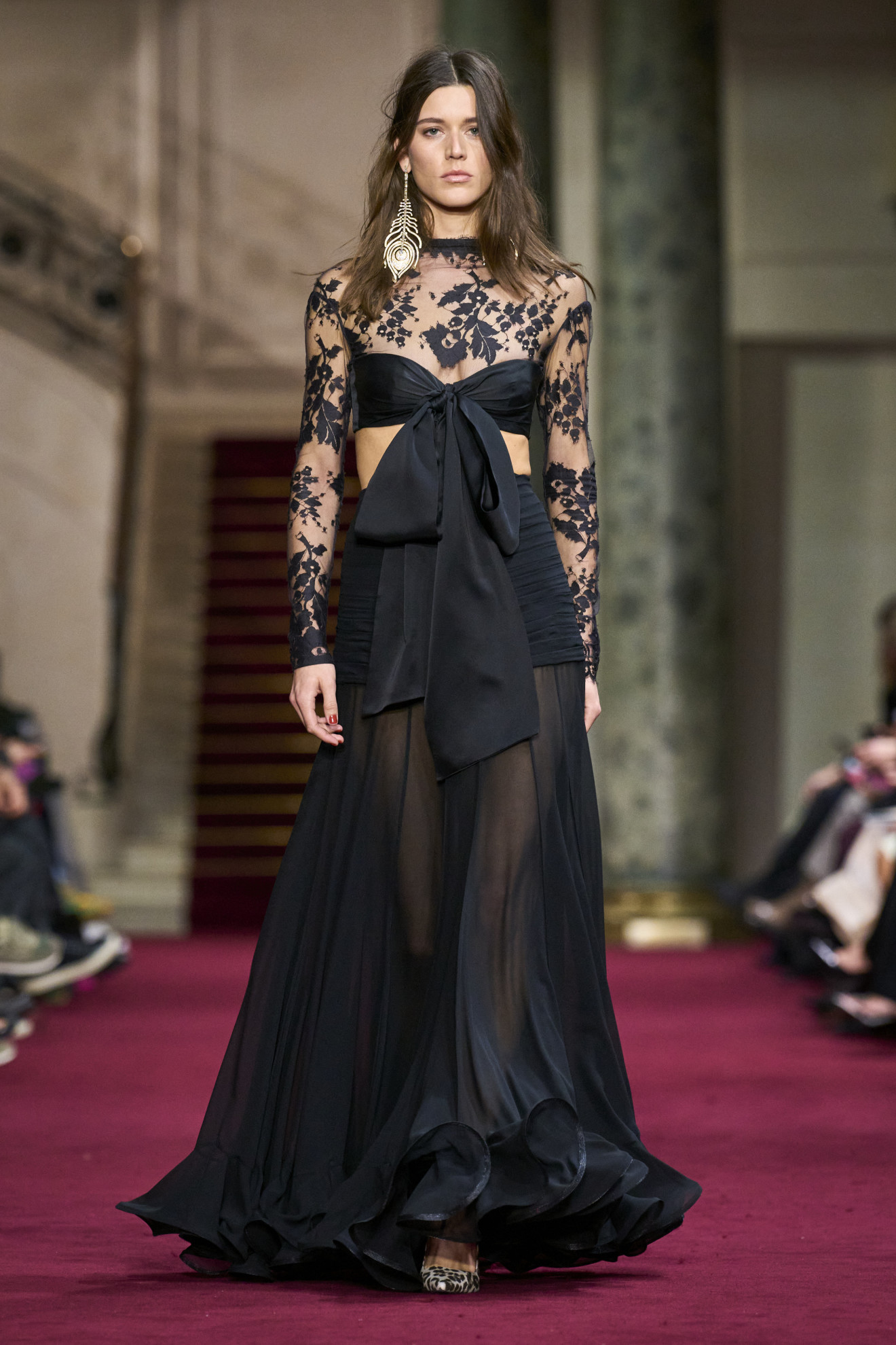 Η FW ’24 συλλογή της Zimmermann είναι αιθέρια και με αναφορές στη δεκαετία του 1920