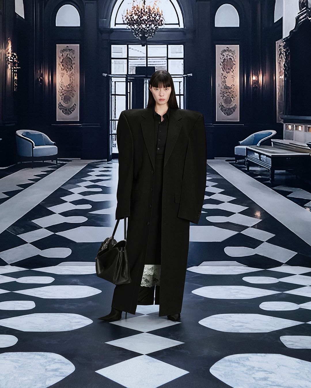 Στη νέα καμπάνια Balenciaga Summer ’24 πρωταγωνιστούν φίλοι και συγγενείς του σχεδιαστή Demna