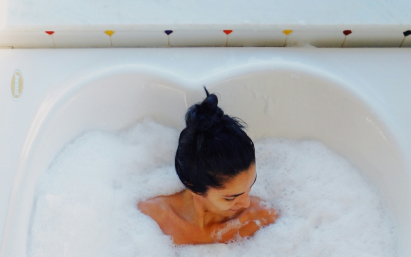 Ζεστό μπάνιο: Όλα τα οφέλη για τη σωματική και ψυχική μας υγεία