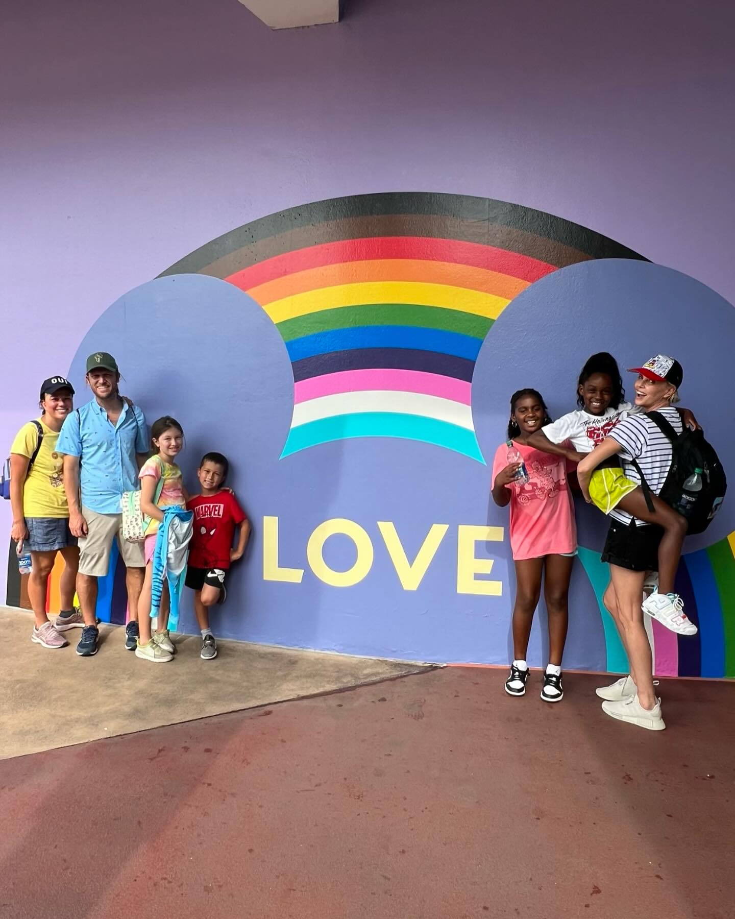 Οι σπάνιες φωτογραφίες που δημοσίευσε η Charlize Theron με τα παιδιά της στη Disney