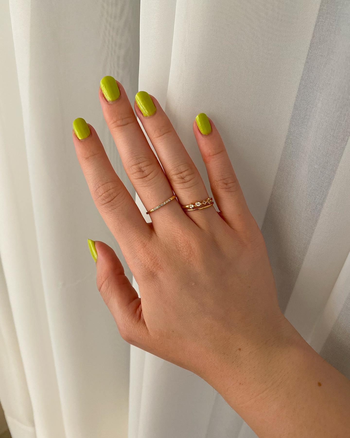 Cyber lime nail trend: Η έντονη απόχρωση στα νύχια για τολμηρές εμφανίσεις