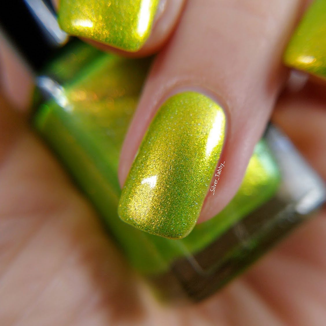 Cyber lime nail trend: Η έντονη απόχρωση στα νύχια για τολμηρές εμφανίσεις