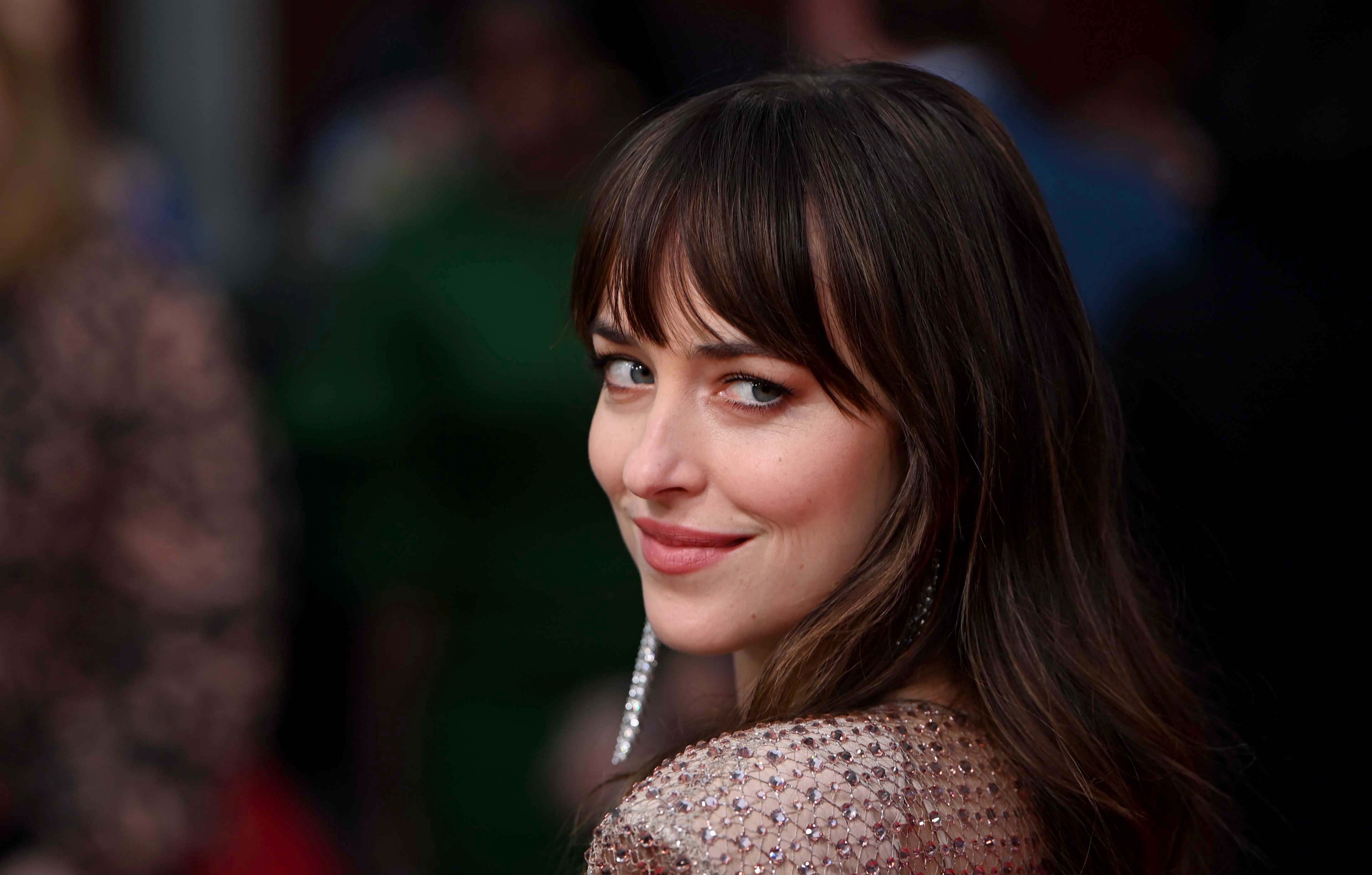 Η Dakota Johnson λανσάρει το «Quiet casual» στυλ που πρέπει να αποκτήσεις για την άνοιξη-α