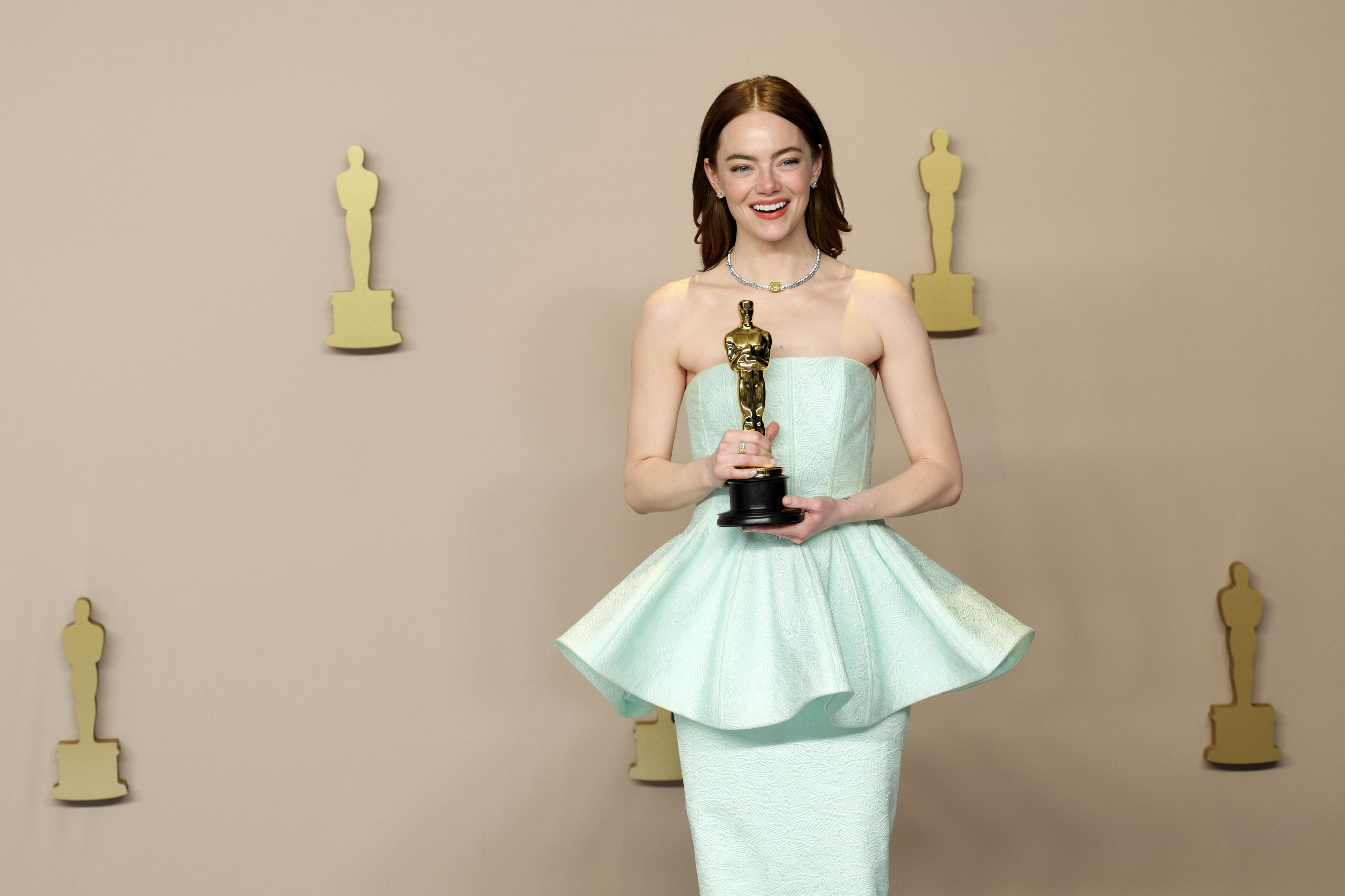 Oscars 2024 Red Carpet: Τα στράπλες φορέματα και οι ασημένιες λάμψεις ξεχώρισαν στα φετινά βραβεία
