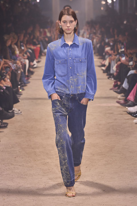 Total Denim look: Η πιο '90s επιστροφή στα jeans ήρθε και θα φορεθεί πολύ
